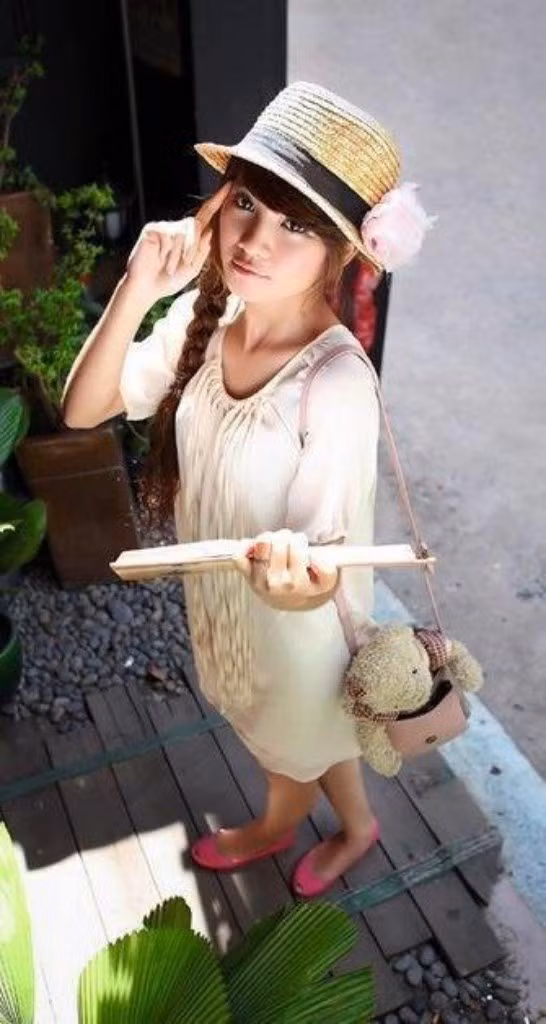 Nhìn cô bé vẫn toát lên vẻ ngây thơ, hồn nhiên, trong sáng của tuổi học trò nhiều mơ mộng. Xem thêm: "Mỹ nữ Trời ban" (P3): Vẻ đẹp Kim Tae Hee phải cúi đầu "chào thua"