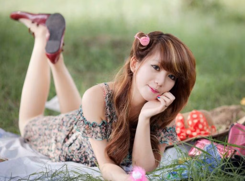 Nhí nhảnh trong chiếc váy hoa xinh cùng những phụ kiện đẹp mắt, thời trang. Xem thêm: "Mỹ nữ Trời ban" (P3): Vẻ đẹp Kim Tae Hee phải cúi đầu "chào thua"