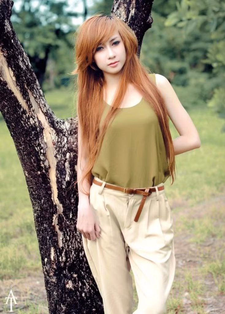Trẻ trung, phong cách trong bộ áo xì tin, năng động. Xem thêm: Bí quyết "eo thon thả, dáng ngọc ngà" của 10 đại mỹ nhân Trung Hoa