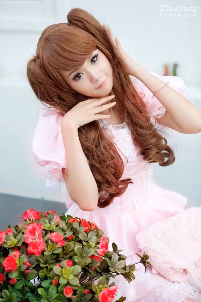 Khuôn mặt đáng yêu, có hồn, đôi mắt trong sáng, đôi môi gợi cảm Minh Trúc (Mitu Kat) diện váy hồng bồng bềnh như một búp bê barbie thực sự. Xem thêm: Cơn sốt ''thiên sứ 9X'': Bản sao của Linh Nga?