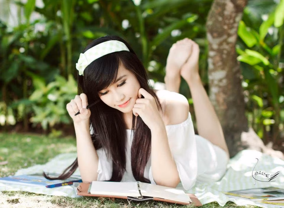 Mặc dù đang là một học sinh cấp 3 nhưng Vân Trang nhận được rất nhiều lời mời diễn xuất cũng như chụp ảnh quảng cáo cho các công ty thời trang. Mặc dù đang là một học sinh cấp 3 nhưng Vân Trang nhận được rất nhiều lời mời diễn xuất cũng như chụp ảnh quảng cáo cho các công ty thời trang.