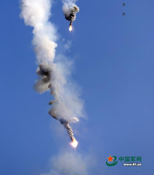 Tháng 3 năm 2015, Hạm đội Nam Hải - Hải quân Trung Quốc tổ chức tập trận ở Biển Đông: Bắn đạn gây nhiễu (nguồn Tân Hoa xã) Tháng 3 năm 2015, Hạm đội Nam Hải - Hải quân Trung Quốc tổ chức tập trận ở Biển Đông: Bắn đạn gây nhiễu (nguồn Tân Hoa xã)
