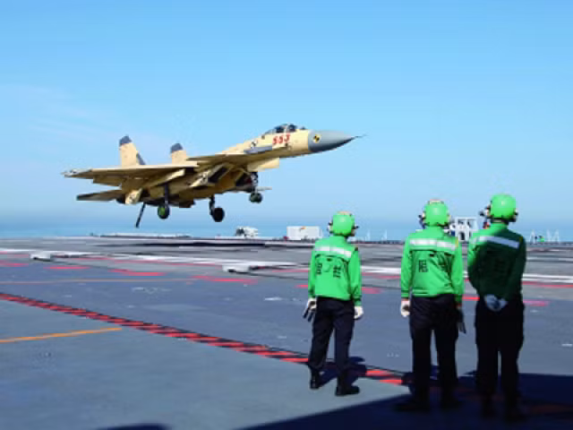 Trung Quốc huấn luyện cất hạ cánh máy bay J-15 trên tàu sân bay Liêu Ninh (ảnh tư liệu) Trung Quốc huấn luyện cất hạ cánh máy bay J-15 trên tàu sân bay Liêu Ninh (ảnh tư liệu)