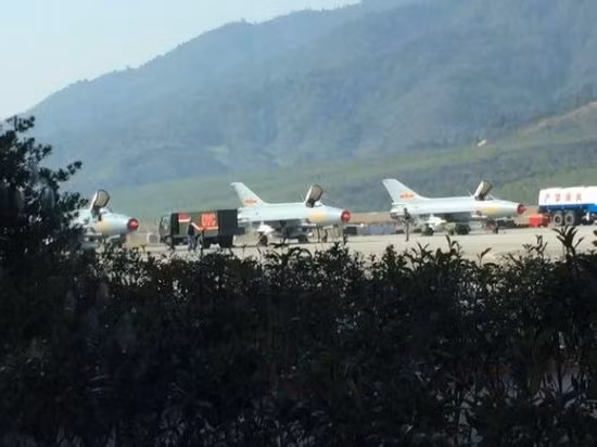 Máy bay chiến đấu J-7H ở sân bay Lâm Thương của Không quân Trung Quốc Máy bay chiến đấu J-7H ở sân bay Lâm Thương của Không quân Trung Quốc
