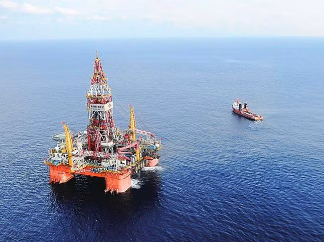 Trung Quốc từng điều giàn khoan nước sâu Hải Dương Thạch Du 981 đến hạ đặt bất hợp pháp ở vùng biển chủ quyền của Việt Nam, hộ tống chúng là một lực lượng quân sự, bán quân sự khổng lồ với mục đích là uy hiếp vũ lực đối với Việt Nam ở vùng biển Việt Nam.
