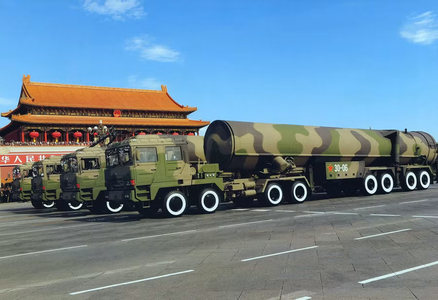 Tên lửa đạn đạo xuyên lục địa Đông Phong-31A Trung Quốc trong một lễ duyệt binh Tên lửa đạn đạo xuyên lục địa Đông Phong-31A Trung Quốc trong một lễ duyệt binh