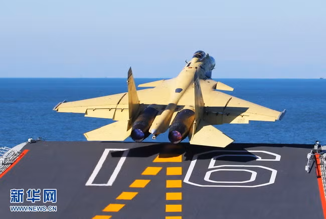 Trung Quốc huấn luyện cất hạ cánh máy bay J-15 trên tàu sân bay Liêu Ninh (ảnh tư liệu)