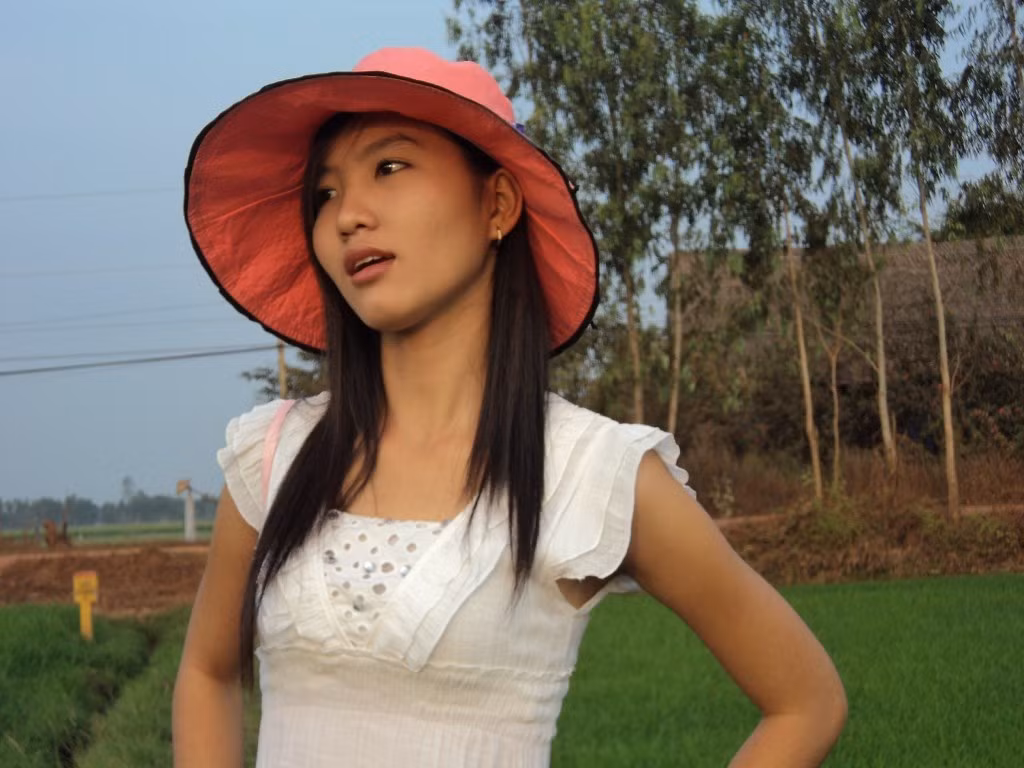Diễm là người dịu dàng, dễ thương, nhí nhảnh pha chút nghịch.