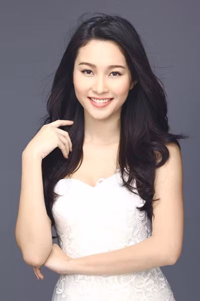 Bộ hình được thực hiện bởi stylist RinRin, make-up Tee Le và trang phục của nhà thiết kế Chung Thanh Phong.