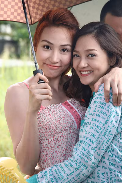 Lần đầu thử sức ở môn nghệ thuật thứ 7, Bảo Anh đã có dịp học hỏi diễn xuất và thân thiết với Ngân Khánh. Cả hai đóng vai hai chị em trong một gia đình bán ve chai có 5 cô con gái. Ngân Khánh vào vai cô chị Tiên Nữ, thích hội họa, còn Bảo Anh là cô em yêu thích ca hát, Tiên Hương.
