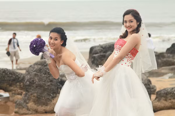 Bảo Anh chia sẻ, đây là lần đầu tiên cô mặc váy cưới nên khá ngượng ngùng.