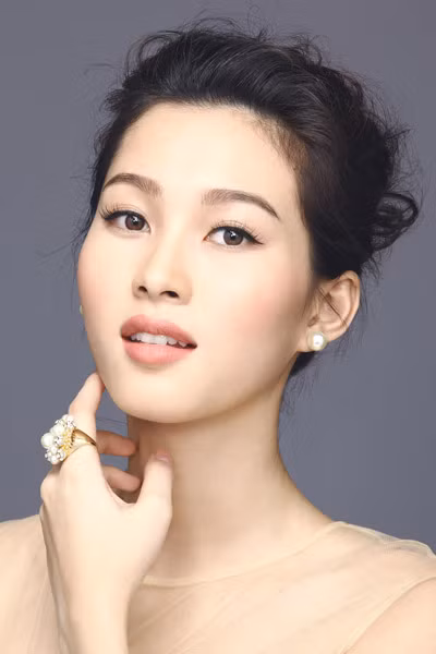 Từ khi đoạt vương miện, cô luôn đề cao trách nhiệm của một Hoa hậu với xã hội thông qua những chuyến đi từ thiện.