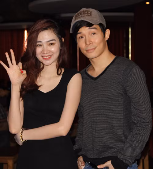 Siêu mẫu Ngọc Oanh và ca sĩ Nathan Lee chọn một bài hit gần đây của Mỹ Tâm để thể hiện.