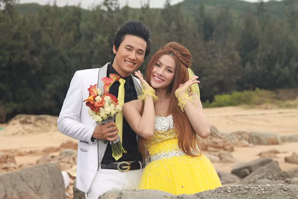 Trương Nhi nhí nhảnh trong bộ soriee màu vàng. Cô và Hà Trí Quang tạo thành một cặp đôi trong phim.