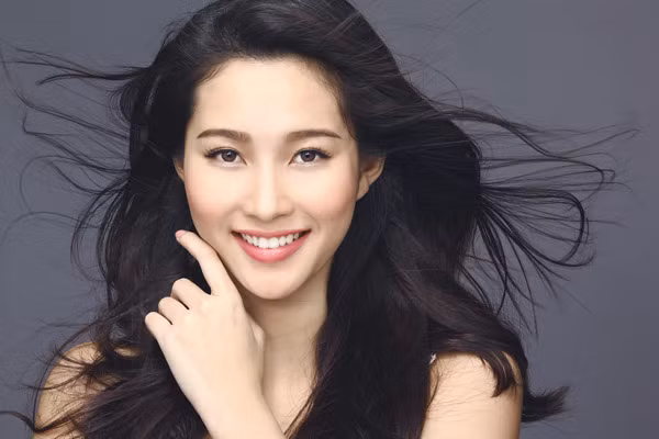 Hoa hậu cũng tích cực nhận lời làm đại sứ cho các chương trình về mổ tim cho trẻ em, an toàn giao thông... với mong muốn được cống hiến nhiều hơn cho xã hội.