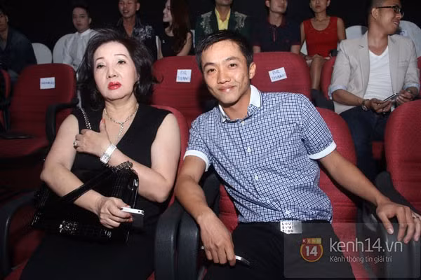 Cường Đô La bất ngờ cùng mẹ đi xem The Voice và cổ vũ cho HLV Hồ Ngọc Hà Cường Đô La bất ngờ cùng mẹ đi xem The Voice và cổ vũ cho HLV Hồ Ngọc Hà