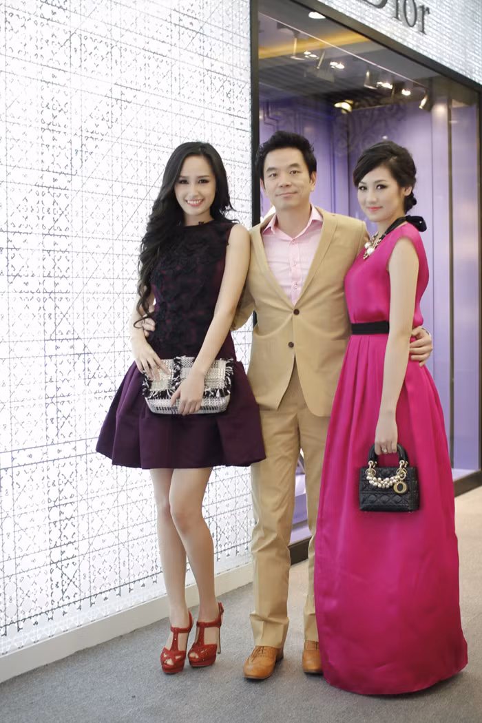 Benny Ng đứng giữa không ngại ôm eo hai người đẹp VN.