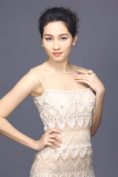 Cũng vì lý do này mà khi trở thành Hoa hậu Việt Nam 2012, cô luôn cố gắng vận động những Mạnh Thường Quân quyên tiền nhằm san sẻ một phần cơ cực, khó khăn của người dân nghèo.