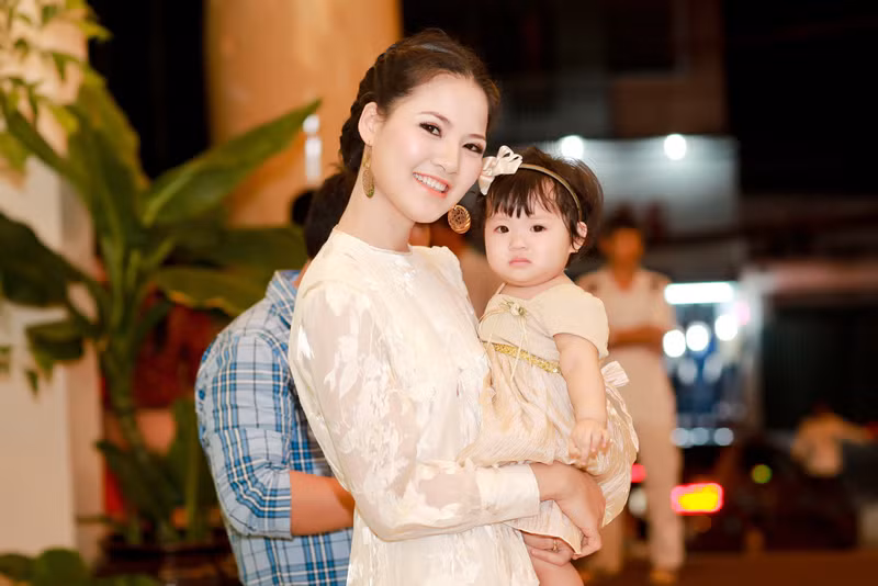 Đã từ khá lâu, Trần Thị Quỳnh không lên sàn diễn, điều mà trước đây cô cũng rất ít thực hiện. Nhưng, lần này dù hơi... run nhưng Trần Thị Quỳnh vẫn mạnh dạn trở lại như một dấu ấn cho sự trở lại của cô.