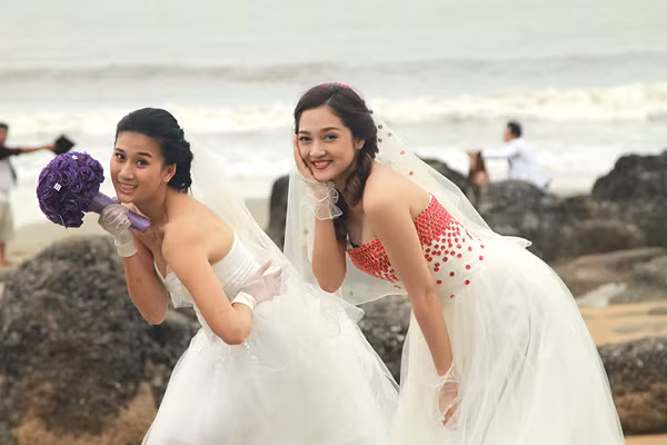 Tuy nhiên, không chỉ có Tiên Hương mà 4 chị em của cô cũng mặc váy cưới trong cùng một ngày.