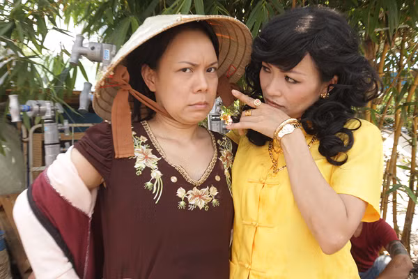 Ca sĩ Phương Thanh cũng tham gia "Nhà có 5 nàng tiên" với vai bà chủ thu gom ve chai. Bộ phim hài vui nhộn sẽ ra rạp vào ngày 2/2, đúng dịp Tết Nguyên đán.