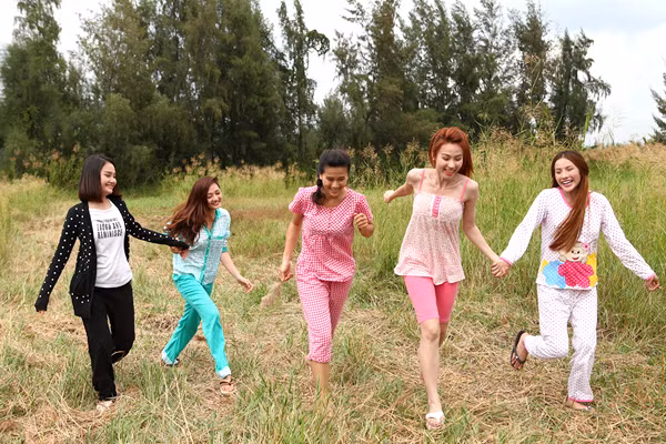 Cả 5 cô gái Tiên Vân (Miu Lê), Tiên Hương (Bảo Anh), Tiên Sa (Minh Thảo), Tiên Nữ (Ngân Khánh) và Tiên Dung (Trương Nhi) được vợ chồng Tiên Cảnh - Nhỏ Nhẹ (Hoài Linh, Việt Hương đóng) nhặt về nuôi trong lúc đi nhặt rác. Mỗi cô gái là một tính cách và tài năng đặc biệt, mang đến nhiều tình huống dở khóc, dở cười cho cha mẹ.
