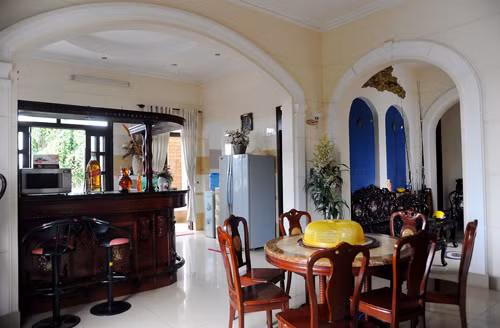 Gian bếp được thiết kế thêm một quầy rượu.