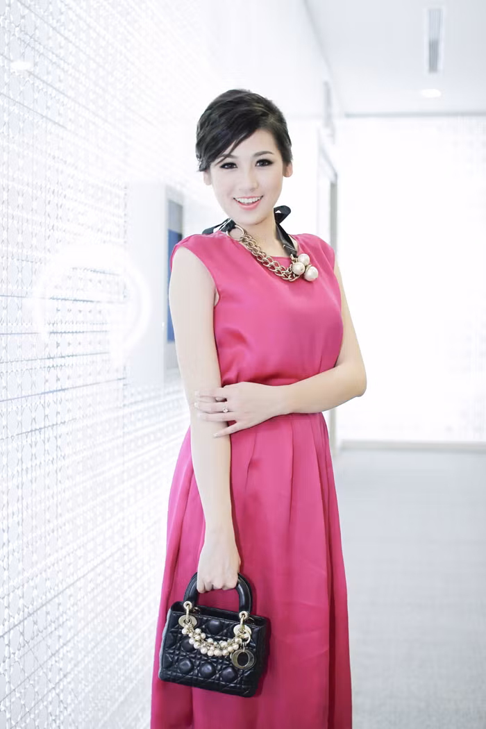 Từ khi đăng quang ngôi vị Á hậu Việt Nam 2012, Tú Anh ngày càng xinh đẹp, lộng lẫy.