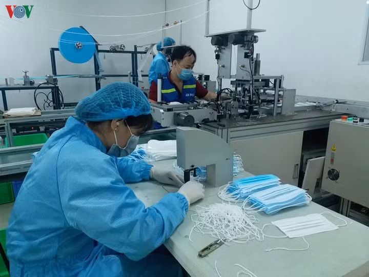 Chính phủ quyết định bỏ quy định cấp phép xuất khẩu khẩu trang y tế. Ảnh minh họa: VOV
