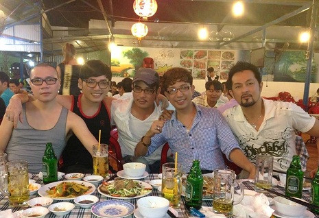 Long Nhật đi ăn cùng Lý Anh Minh hồi đầu tháng 10 vừa qua.
