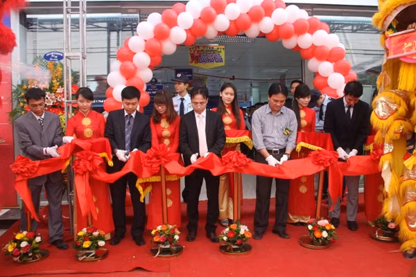Sáng nay, lãnh đạo hệ thống siêu thị điện máy Trần Anh cắt băng khai trương siêu thị Trần Anh Hoàng Mai.
