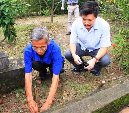 Thắp hương, xin lấy gói đất trong vườn nhà Đại tướng (Quảng Bình) để mang ra Hà Nội cho Lễ nhập quan vào 5 giờ ngày 12/10.
