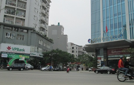 Ngân hàng VP Bank đối diện với ngân hàng Agribank. Ngân hàng VP Bank đối diện với ngân hàng Agribank.