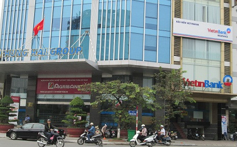 Ngân hàng Agribank và Vietinbank.., chỉ cách nhau vài dãy nhà. Ngân hàng Agribank và Vietinbank.., chỉ cách nhau vài dãy nhà.