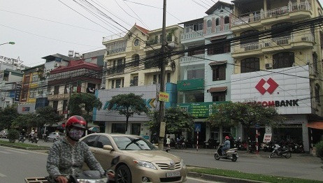 Chỉ cách vài nhà là xuất hiện một ngân hàng. Chỉ cách vài nhà là xuất hiện một ngân hàng.