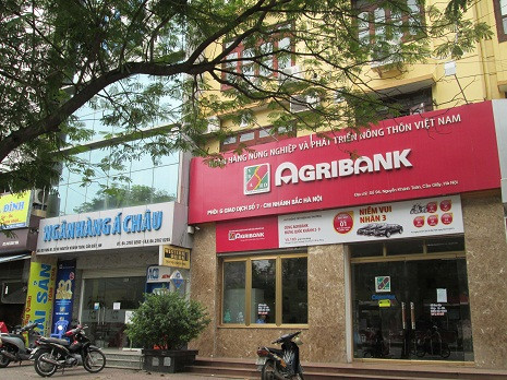 Dọc phố Nguyễn Khánh Toàn (quận Ba Đình, HN) cũng quy tụ tới 14 ngân hàng. Dọc phố Nguyễn Khánh Toàn (quận Ba Đình, HN) cũng quy tụ tới 14 ngân hàng.