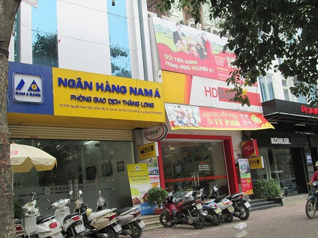 Con đường dài khoảng 2 km này xuất hiện hầu hết các ngân hàng như: Ngân hàng Nam Á, HD Bank, ngân hàng Á Châu, ngân hàng Agribank... Con đường dài khoảng 2 km này xuất hiện hầu hết các ngân hàng như: Ngân hàng Nam Á, HD Bank, ngân hàng Á Châu, ngân hàng Agribank...