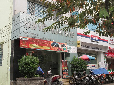 ... Nam Việt ngân hàng, ngân hàng liên doanh Việt - Nga, VP Bank, SHB, Vietinbank, Maritime Bank, VietBank... ... Nam Việt ngân hàng, ngân hàng liên doanh Việt - Nga, VP Bank, SHB, Vietinbank, Maritime Bank, VietBank...
