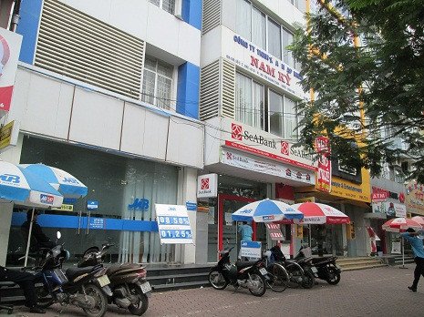 Cách đó vài dãy nhà xuất hiện liên tiếp ba ngân hàng là: Ngân hàng MB, SeABank, Techcombank. Cách đó vài dãy nhà xuất hiện liên tiếp ba ngân hàng là: Ngân hàng MB, SeABank, Techcombank.