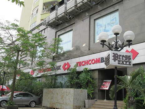 Bên cạnh đó, trên đường Trần Thái Tông còn có ngân hàng Techcombank, HD Bank, ngân hàng Á Châu, Maritime Bank, ngân hàng MB. Bên cạnh đó, trên đường Trần Thái Tông còn có ngân hàng Techcombank, HD Bank, ngân hàng Á Châu, Maritime Bank, ngân hàng MB.