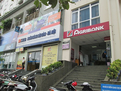 ... Ngân hàng Agribank, SHB liền kề nhau. ... Ngân hàng Agribank, SHB liền kề nhau.