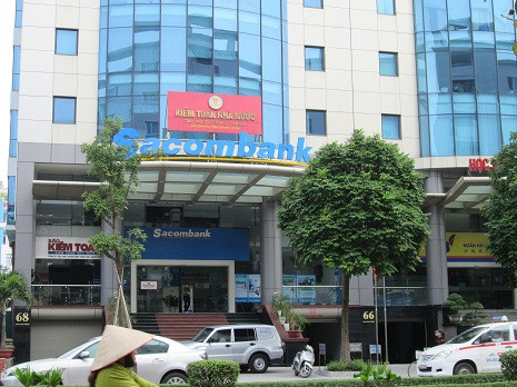 Ngân hàng Sacombank đối diện bên kia đường Trần Thái Tông. Ngân hàng Sacombank đối diện bên kia đường Trần Thái Tông.