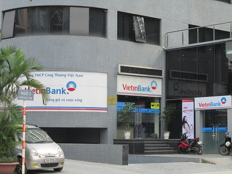 Cũng trên phố Duy Tân xuất hiện tới 8 ngân hàng lớn nhỏ như: ngân hàng BIDV, Agribank, GP Bank, ngân hàng Vietinbank, ngân hàng TM CP Sài Gòn Công thương... Cũng trên phố Duy Tân xuất hiện tới 8 ngân hàng lớn nhỏ như: ngân hàng BIDV, Agribank, GP Bank, ngân hàng Vietinbank, ngân hàng TM CP Sài Gòn Công thương...