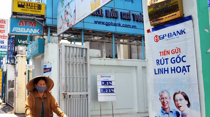 Cả ba ngân hàng Vietcombank, ABBank và GPBank nằm liền kề nhau (ảnh chụp trên đường Nguyễn Văn Trỗi, quận Phú Nhuận, TP.HCM) - Ảnh: Thanh Đạm
