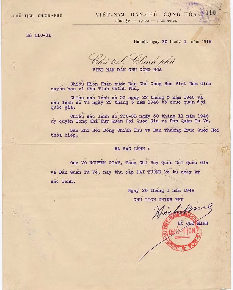 Sắc phong Đại tướng do Chủ tịch chính phủ Hồ Chí Minh ký ngày 20/01/1948. Sắc phong Đại tướng do Chủ tịch chính phủ Hồ Chí Minh ký ngày 20/01/1948.