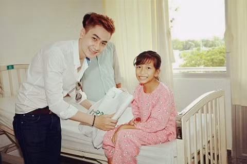 Tùng Lâm trong một chuyến đi từ thiện. Tùng Lâm trong một chuyến đi từ thiện.