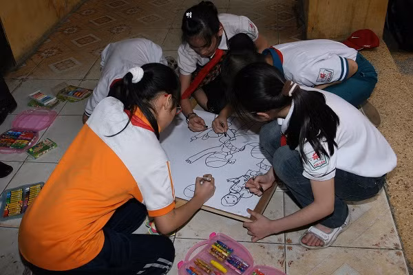 Một số trẻ em tham gia vẽ tranh dự cuộc thi Vẽ tranh Bảo vệ chăm sóc trẻ em năm 2016. Ảnh minh họa do Ban tổ chức cung cấp. Một số trẻ em tham gia vẽ tranh dự cuộc thi Vẽ tranh Bảo vệ chăm sóc trẻ em năm 2016. Ảnh minh họa do Ban tổ chức cung cấp.