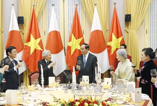 Chủ tịch nước Trần Đại Quang và Nhà vua Nhật Bản Akihito nâng cốc chúc mừng. Ảnh: Nhan Sáng/TTXVN Chủ tịch nước Trần Đại Quang và Nhà vua Nhật Bản Akihito nâng cốc chúc mừng. Ảnh: Nhan Sáng/TTXVN