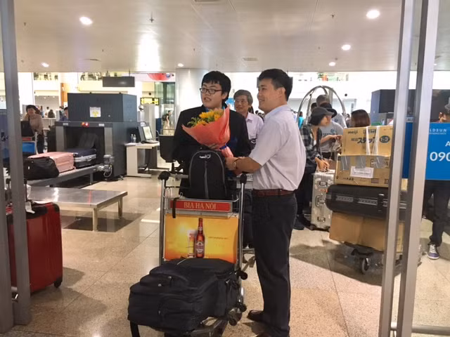 Đại diện Bộ Giáo dục và Đào tạo tặng hoa chào đón các thí sinh.