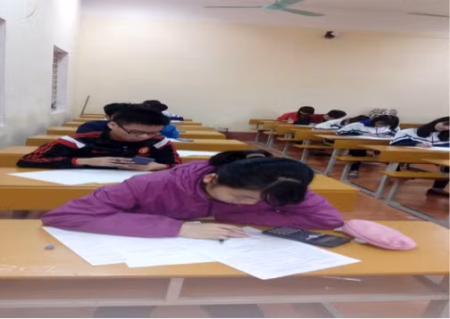 Thí sinh làm bài thi. Ảnh: Văn Lự